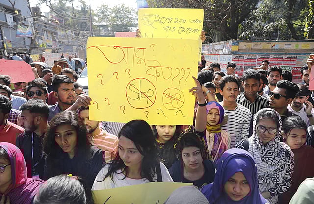 স্টামফোর্ড বিশ্ববিদ্যালয়ের ছাত্রী রুবাইয়াতের মৃত্যুর ঘটনায় সহপাঠীরা বিক্ষোভ করেন। ছবি: শুভ্র কান্তি দাশ