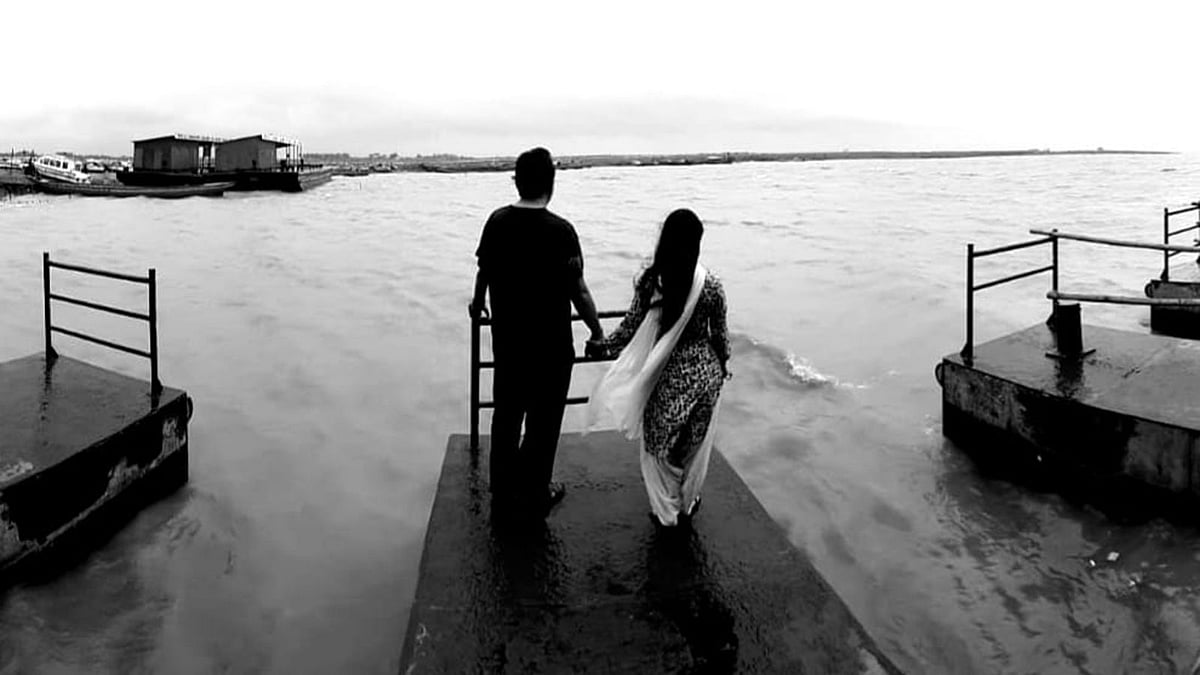 ফেসবুকে মিথিলাকে শুভেচ্ছা জানিয়ে দেওয়া স্ট্যাটাসে সৃজিত মুখার্জি এই ছবিটা দিয়েছেন