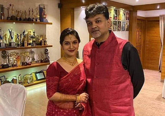 বিয়ের পর মিথিলা ও সৃজিত। ছবি: ফেসবুক থেকে নেওয়া