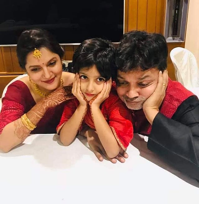 মিথিলা–সৃজিতের সঙ্গে আইরা। একমাত্র সন্তান আইরাকে নিয়ে কলকাতা গেছেন মিথিলা। ছবি: ফেসবুক থেকে নেওয়া