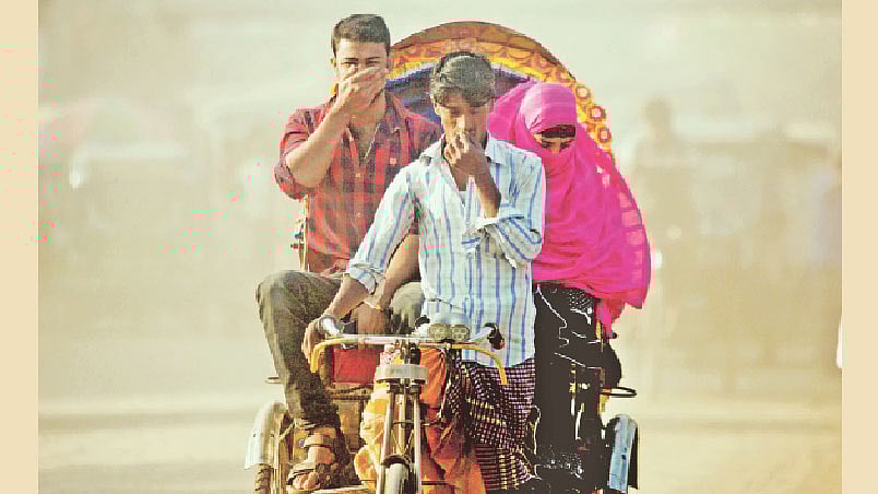 ধুলাচ্ছন্ন পুরো সড়ক। দুর্ভোগে পথচলতি মানুষ। বৃহস্পতিবার রাজধানীর পোস্তগোলা  এলাকায়।  ছবি: হাসান রাজা