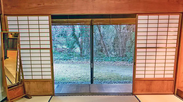 ঘরের দরজায় সাঁটা কাগজ