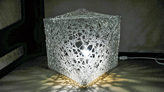 শিল্পী ইসামু নোগুচির তৈরি কাগজের ল্যাম্পশেড