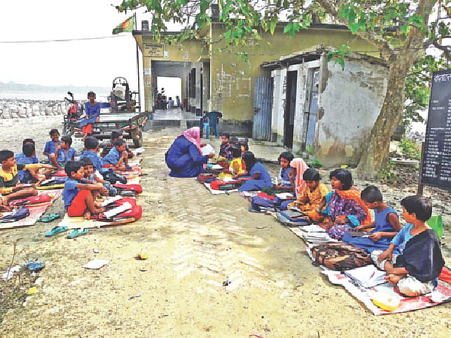 লোহাগড়ার ঘাঘা সরকারি প্রাথমিক বিদ্যালয়ের শিক্ষার্থীদের গাছতলায় পাঠদান করা হচ্ছে। সম্প্রতি তোলা।  ছবি: প্রথম আলো