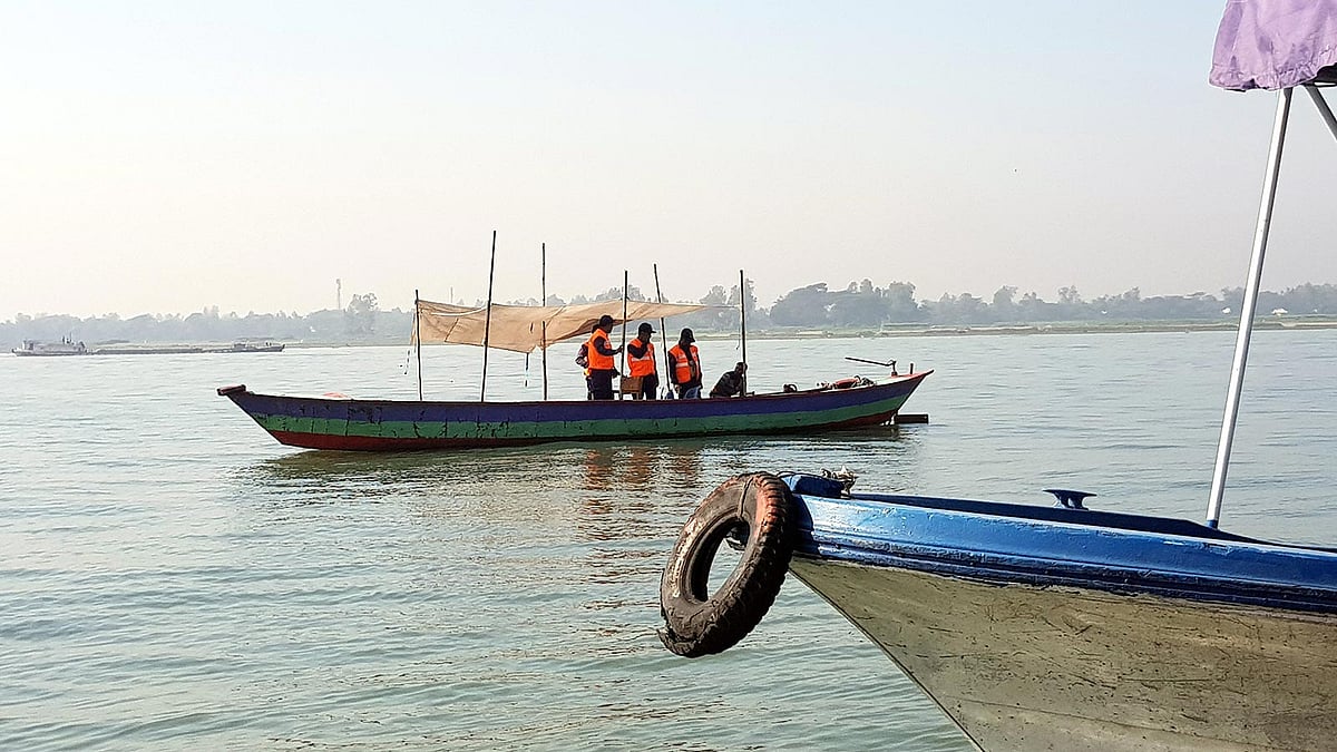 নারায়ণগঞ্জের সোনারগাঁয়ের চরকিশোরগঞ্জ এলাকায় মেঘনা নদীতে তল্লাশি চালাচ্ছে কোস্টগার্ড ও নৌবাহিনীর ডুবুরি দল।