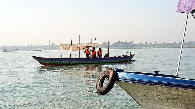 নারায়ণগঞ্জের সোনারগাঁয়ের চরকিশোরগঞ্জ এলাকায় মেঘনা নদীতে তল্লাশি চালাচ্ছে কোস্টগার্ড ও নৌবাহিনীর ডুবুরি দল।