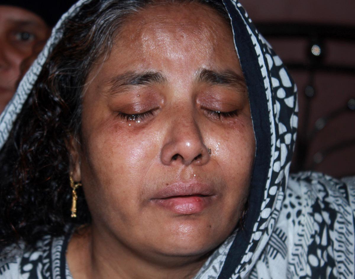 মেয়ে শারমিনকে হারিয়ে মা নাহিদা আক্তারের আহাজারি। বিজয় নগর গ্রাম, ময়মনসিংহ সদর উপজেলা, ৭ ডিসেম্বর। ছবি: আনোয়ার হোসেন