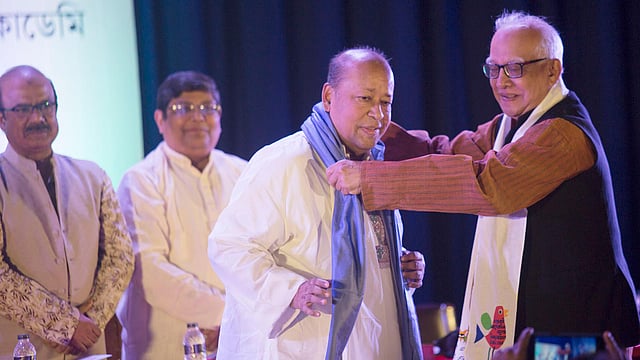 ফরিদুর রেজা সাগরকে উত্তরীয় পরিয়ে দেন পশ্চিমবঙ্গের সাহিত্যিক পবিত্র সরকার। ছবি: প্রথম আলো