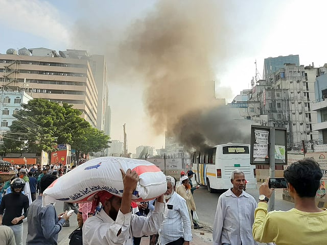 কাজী নজরুল ইসলাম অ্যাভিনিউয়ে বিকেল তিনটার দিকে যাত্রীবাহী একটি বাসে আগুন লাগে। ঢাকা, ০৭ ডিসেম্বর। ছবি: ফেরদৌস রহমান