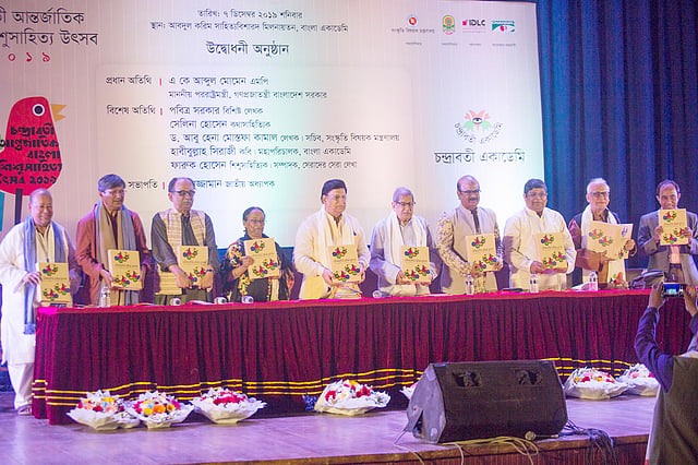 চন্দ্রাবতী আন্তর্জাতিক বাংলা শিশুসাহিত্য উৎসবের উদ্বোধনী দিনে ‘সেরাদের সেরা লেখা’ বইয়ের মোড়ক খোলা হয়। ছবি: প্রথম আলো