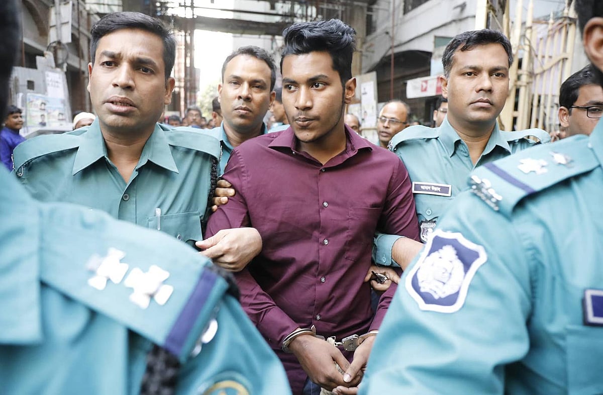 রাজধানীর স্টামফোর্ড বিশ্ববিদ্যালয়ের শিক্ষার্থী রুবাইয়াত শারমিন হত্যা মামলায় গ্রেপ্তার আবদুর রহমান ওরফে সৈকতকে আজ রোববার ঢাকার আদালতে হাজির করা হয়। ছবি: দীপু মালাকার