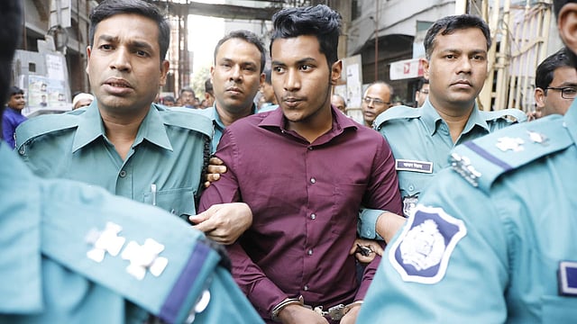 স্টামফোর্ড বিশ্ববিদ্যালয়ের শিক্ষার্থী রুবাইয়াত শারমিন হত্যা মামলায় আব্দুর রহমান সৈকতকে আদালতে হাজির করা হয়েছে। মুখ্য মহানগর হাকিম আদালত, ঢাকা, ৮ ডিসেম্বর। ছবি: দীপু মালাকার