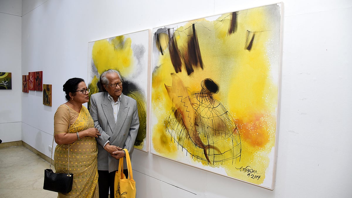 শিল্পী ফরিদা জামানের সঙ্গে গ্যালারিতে ছবি দেখছেন মুস্তাফা মনোয়ার। ছবি: সংগৃহীত