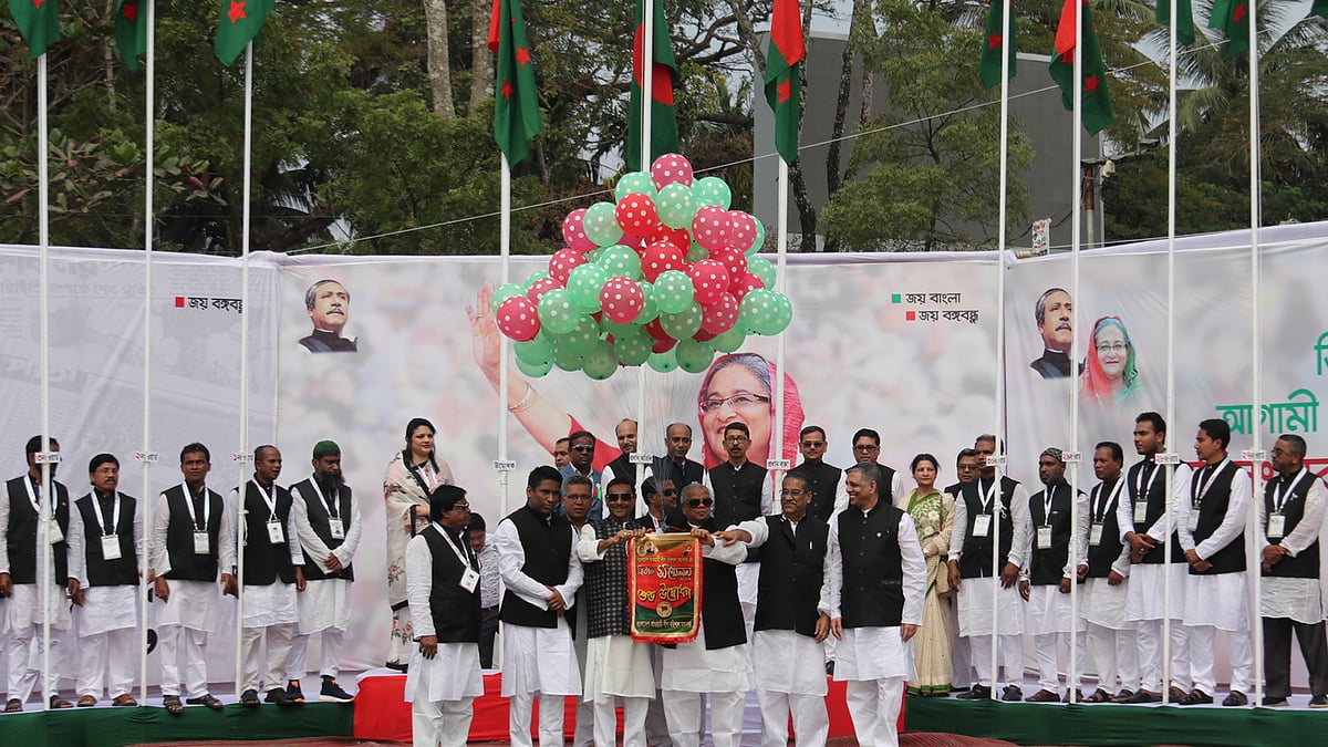 বরিশাল মহানগর আওয়ামী লীগের সম্মেলন উদ্বোধনে আমির হোসেন আমু ও ওবায়দুল কাদেরসহ অন্য নেতারা। ছবি: সাইয়ান