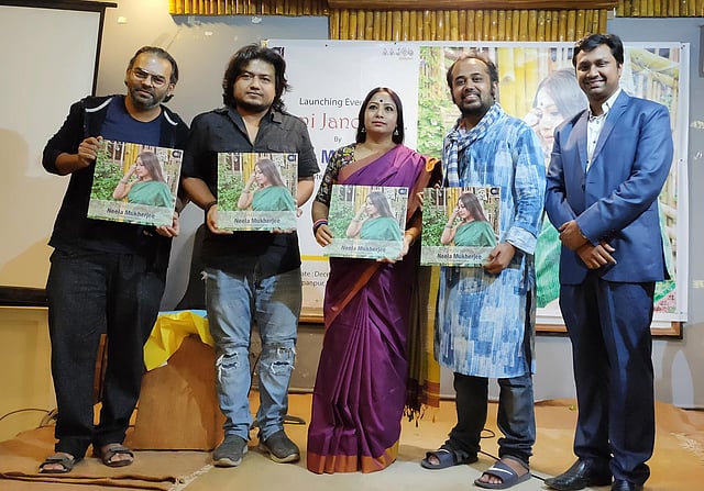 এলিফ্যান্ট রোডের ‘দীপনপুর’ ক্যাফেতে আজব রেকর্ডস থেকে প্রকাশিত গানটির মিউজিক ভিডিওএর প্রকাশনা উৎসব অনুষ্ঠিত হলো। ছবি: সংগৃহীত