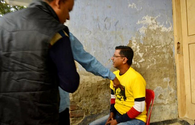 পুলিশের তল্লাশিকালে ফেনসিডিলসহ আটক যুবলীগ কর্মী হাসান কবির। ছবি: সংগৃহীত