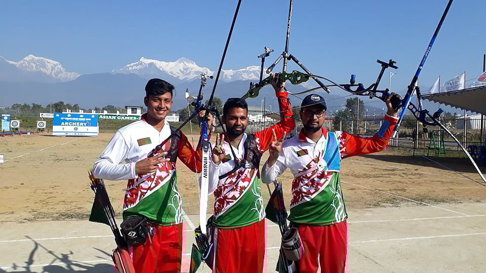 রিকার্ভ পুরুষ দলগত ইভেন্টে সোনা জয়ের পর বাংলাদেশের তিন আর্চার—রোমান সানা, তামিমুল ইসলাম ও হাকিম আহমেদ রুবেল। ছবি: বদিউজ্জামান