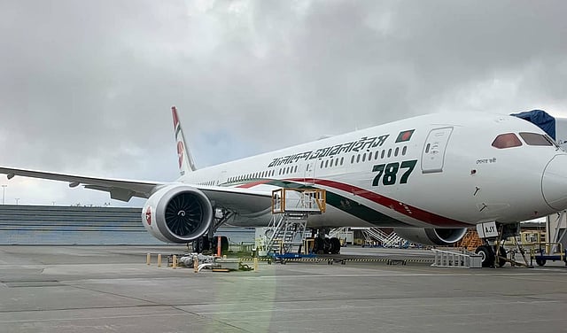 যুক্তরাষ্ট্রের সিয়াটলে বোয়িং কোম্পানির ফ্যাক্টরিতে নতুন ড্রিমলাইনার ‘সোনার তরী’। ছবি: সংগৃহীত