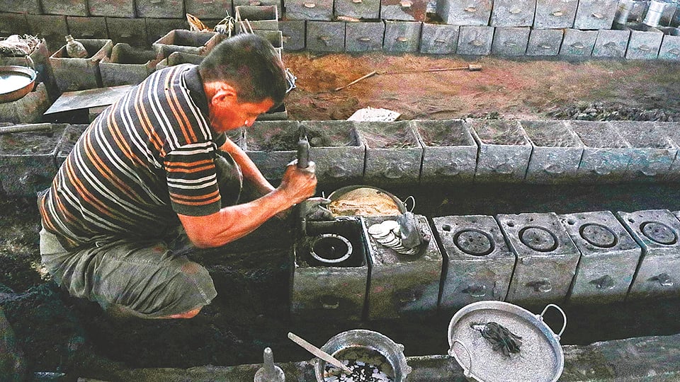 বগুড়ার এক ফাউন্ড্রি কারখানায় কাজ করছেন এক শ্রমিক। ছবি: সোয়েল রানা