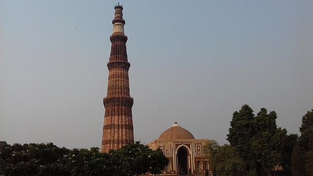 প্রায় ২৪০ ফুট উচ্চতার কুতুব মিনার। এটি এখন ইউনেসকোর বিশ্ব ঐতিহ্যের অংশ।