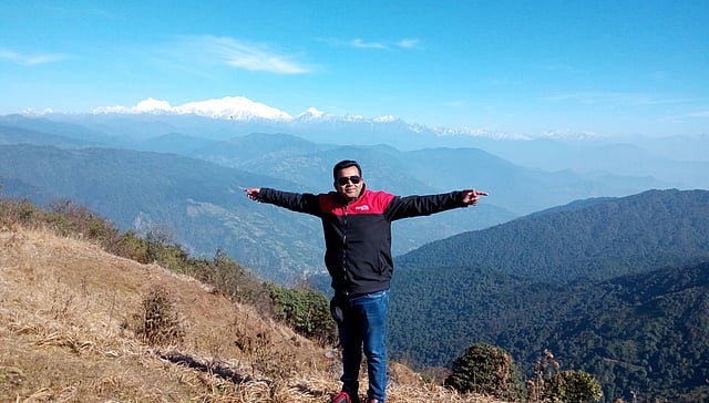 ভূপৃষ্ঠ থেকে এত নীল আকাশ কমই দেখা যায়। ছবি: লেখক