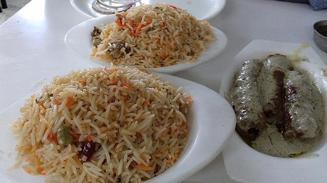 শত বছরের পুরোনো করিম’স হোটেলের মুখে জল আনা সুস্বাদু সব খাবার।