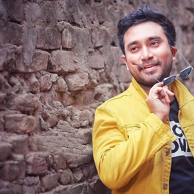 এই ছবিটি পোস্ট করে জোভান লিখেছেন, ‘আমি তোমার গোলগাপ্পা হব, কিন্তু কথা দাও, আমাকে খেয়ে ফেলবে না।’