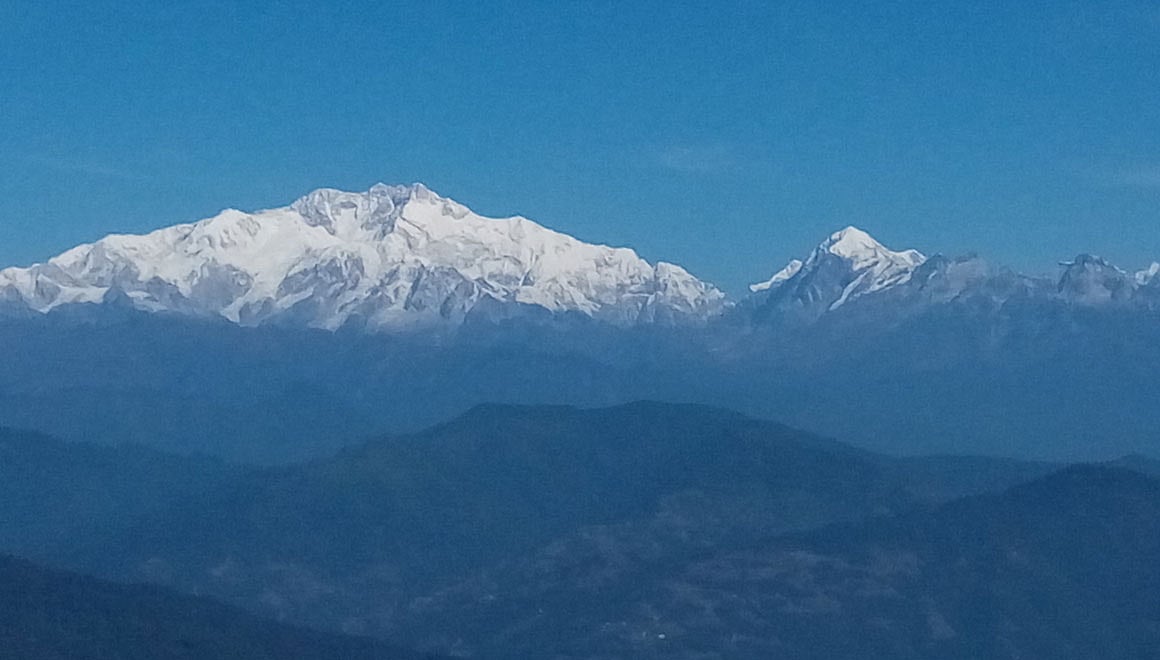 সাদা বরফে মোড়ানো পাহাড়। ছবি: লেখক