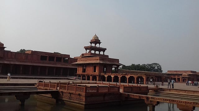 ফতেহপুর সিক্রিতে মুঘল সম্রাট আকবরের নবরত্নের একজন ছিলেন গায়ক তানসেন। এই মঞ্চে গান গাইতেন তিনি।