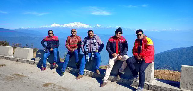 পাহাড়ের কোল ঘেঁষে রাস্তা। মেঘে ভিজে যাওয়া। পাহাড় প্যাঁচানো রাস্তা। ছবি: লেখক