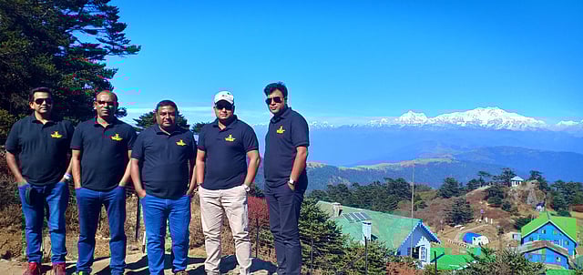 দার্জিলিং শহর খুবই সুন্দর। রাতে পাহাড়ের গায়ে বাড়িঘরের বাতিগুলো মনে হয় তারার মেলা। ছবি: লেখক