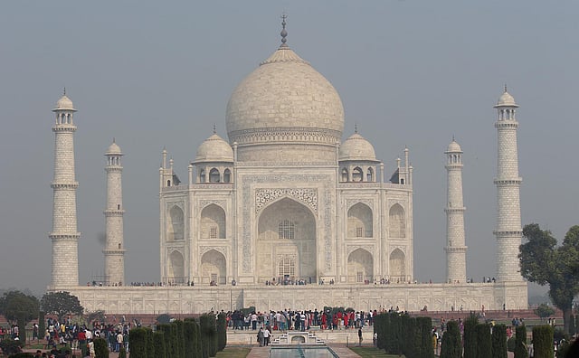 তাজমহলের শুভ্রতা মনকে স্নিগ্ধ করে।