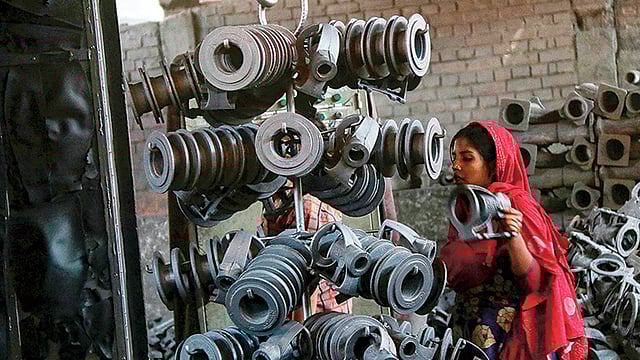 বগুড়ার এক ফাউন্ড্রি কারখানায় কাজ করছেন এক নারী শ্রমিক। ছবি: সোয়েল রানা