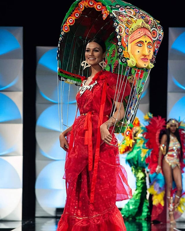 শিরিন আক্তার শিলার লাল জামদানি শাড়ি ও রিকশার হুডের এই পোশাক দারুণ সমাদৃত হয়েছে। ছবি: ইনস্টাগ্রাম