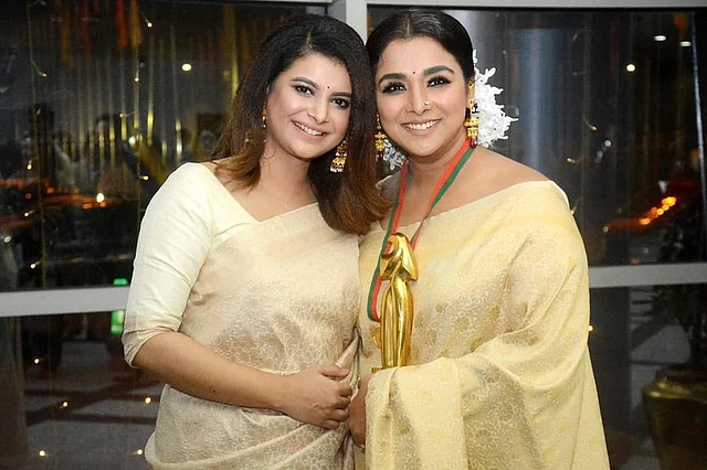 ‘হালদা’ ছবিতে অভিনয় করে সেরা পার্শ্ব অভিনেত্রী বিভাগে জাতীয় চলচ্চিত্র পুরস্কার জিতেছেন রুনা খান। এই ছবিটি পোস্ট করে শবনম ফারিয়া লিখেছেন, রুনা খান তাঁকে গর্বিত করেছেন।