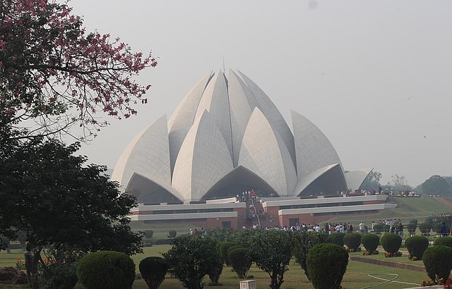 পদ্ম ফুলের আকারে নির্মিত এই স্থাপনা বাহা সম্প্রদায়ের প্রার্থনালয়। এটি লোটাস টেম্পল নামে পরিচিত।
