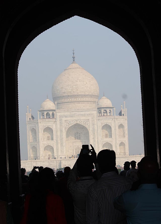 মুঘল সম্রাট শাহজাহানের ভালোবাসার অপূর্ব নিদর্শন তাজমহল।
