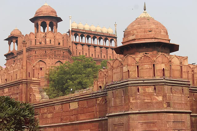 লাল বেলেপাথরের বিশাল উঁচু প্রাচীরে ঘেরা এই কেল্লা। আর এই রংটার কারণেই মূল নাম হারিয়ে এর নাম হয়ে গেছে লাল কেল্লা বা রেড ফোর্ট।