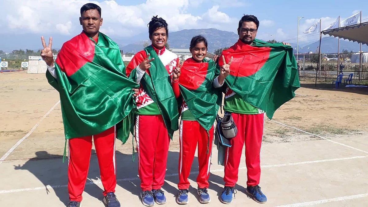 এসএ গেমসে আর্চারিতে অনবদ্য সাফল্যের পর খেলোয়াড় ও কর্মকর্তারা। ছবি: বদিউজ্জামান