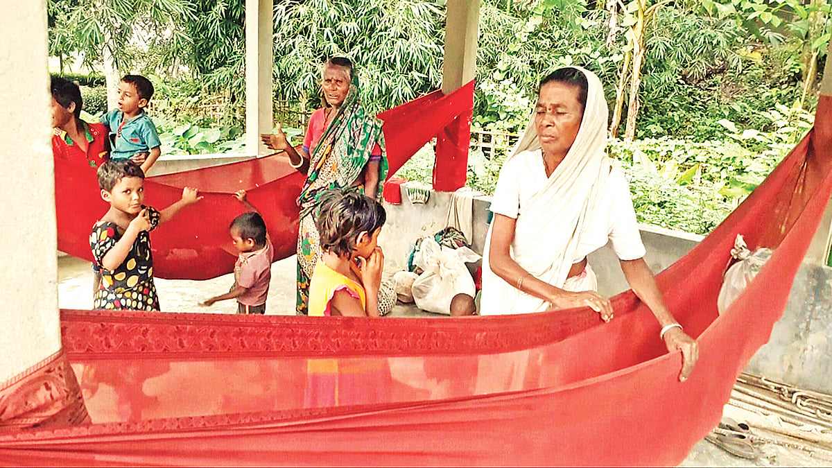 চা-বাগানের ওজনঘরে শিশুরা দোলনায় দোল খাচ্ছে। সম্প্রতি মৌলভীবাজারের জুড়ী উপজেলার রত্না চা-বাগানের মোকাম সেকশনে। ছবি: প্রথম আলো