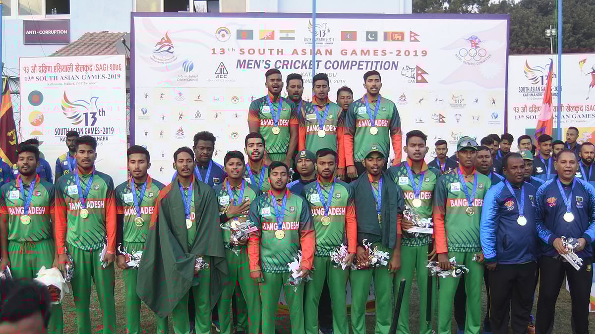 সোনা জয়ের পর জাতীয় সংগীত গাইছে বাংলাদেশ পুরুষ ক্রিকেট দল। ছবি: বিসিবি