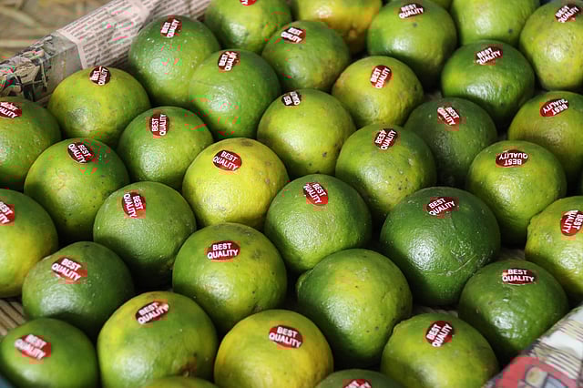 কমলার গায়ে দেওয়া হয়েছে স্টিকার