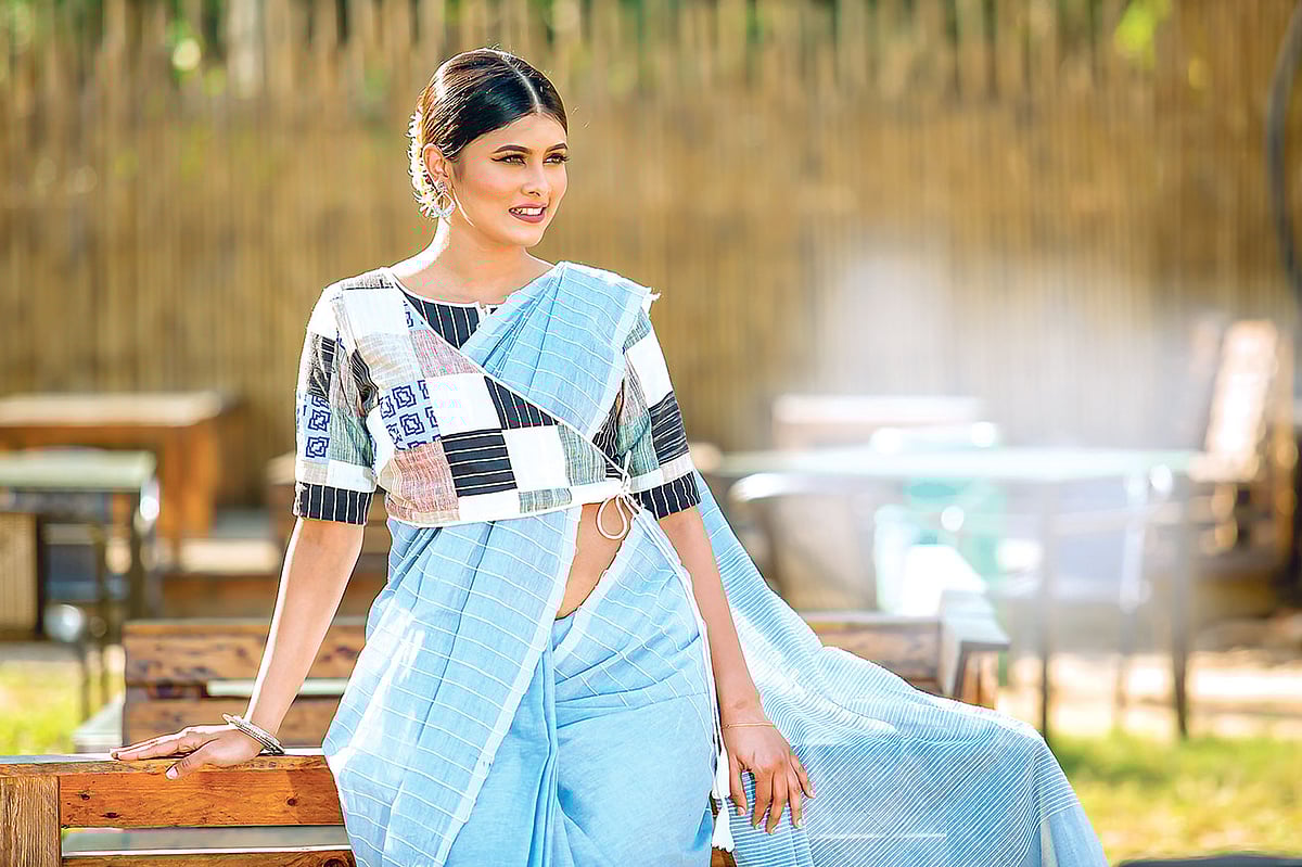 খাদি দিয়ে তৈরি হচ্ছে শাড়ি–ব্লাউজ, নকশায় থাকছে বৈচিত্র্য। মডেল: মুমতাহিনা টয়া, পোশাক: বিশ্বরঙ, সাজ: পারসোনা, স্থান: রেইনড্রপ গার্ডেন ক্যাফে, ছবি: সুমন ইউসুফ