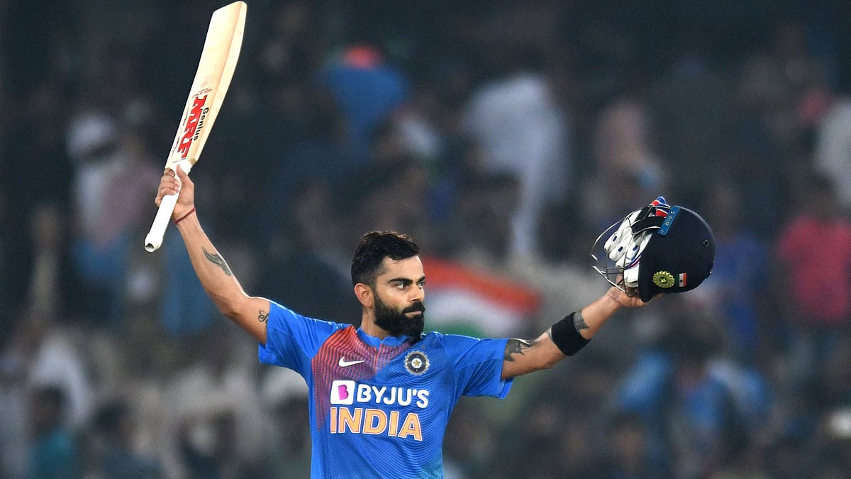 কোহলি এখন এমন এক উচ্চতায় যে তাঁর সঙ্গে রেকর্ড হারিয়ে খুশি অন্য ক্রিকেটাররা। ছবি: এএফপি