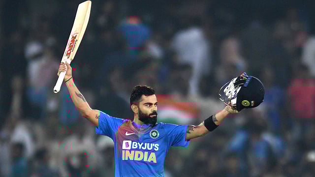 কোহলি এখন এমন এক উচ্চতায় যে তাঁর সঙ্গে রেকর্ড হারিয়ে খুশি অন্য ক্রিকেটাররা। ছবি: এএফপি