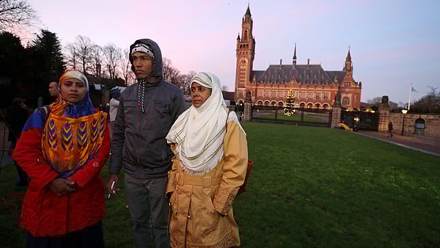 আদালতের বাইরে মিয়ানমার থেকে বিতাড়িত তিন রোহিঙ্গা। ছবি: রয়টার্স