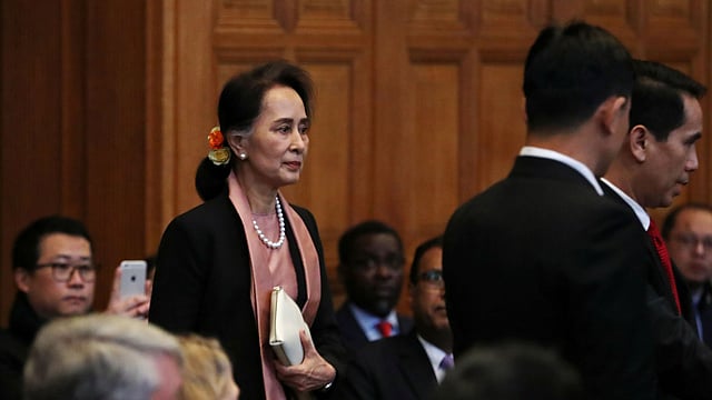 আদালতে এসেছেন অং সান সু চি। ছবি: রয়টার্স