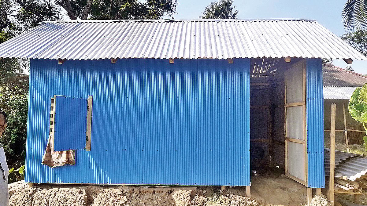 কয়রার করুনা বালার নতুন ঘর।  ছবি: প্রথম আলো