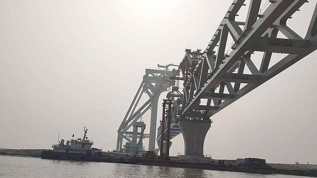 পদ্মা সেতুর ১৭ ও ১৮ নম্বর পিয়ারের ওপর আজ বুধবার বসানো হয়েছে স্প্যান। ছবি: সংগৃহীত