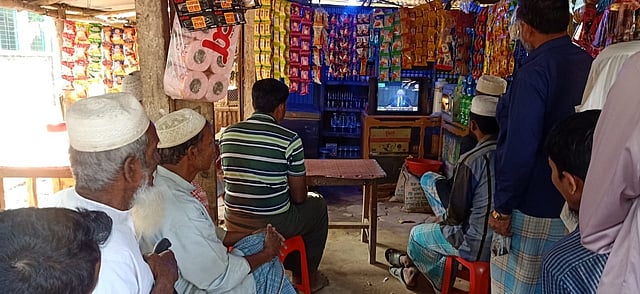 আন্তর্জাতিক অপরাধ আদালতে অং সান সু চির বক্তব্য শুনতে চায়ের দোকানে টেলিভিশনের সামনে রোহিঙ্গাদের ভিড়। জাদিমোরা রোহিঙ্গা শরণার্থীশিবির, টেকনাফ, কক্সবাজার,১১ ডিসেম্বর। ছবি: প্রথম আলো